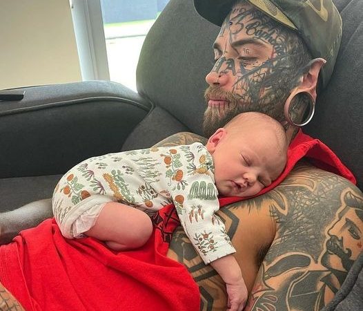 A 24-year-old father, who has several tattoos all over his body, makes the decision to get them erased for his child