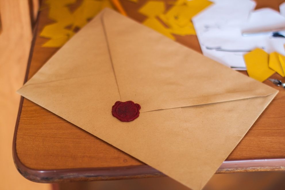 An envelope with a note | Source: Pexels