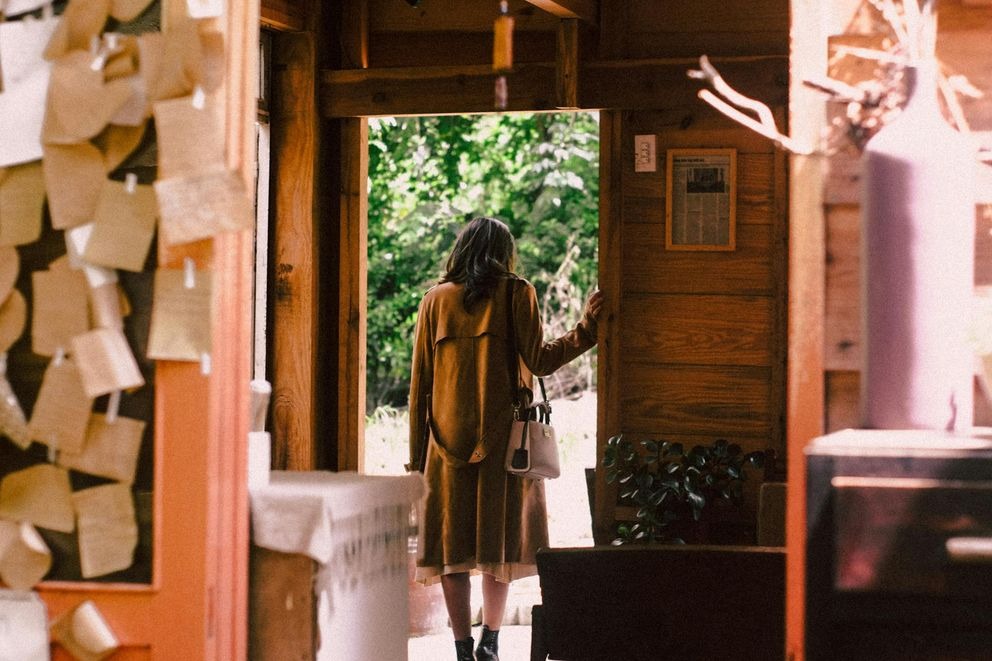 Rear view of a woman standing at the doorway | Source: Pexels